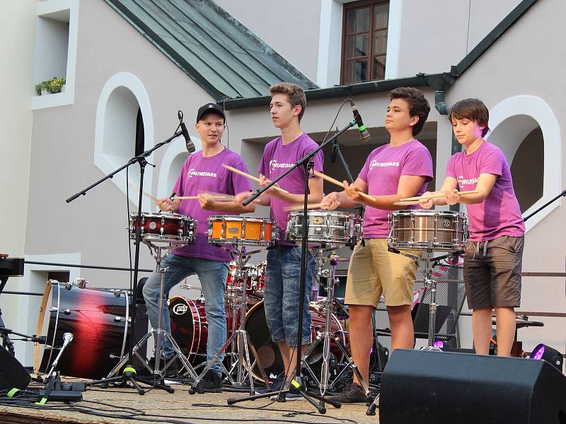 Desítky návštěvníků přilákal ve středu na nádvoří kroměřížské radnice už dvaadvacátý ročník bubenické show, tentokrát s názvem Kroměříž bubnuje.