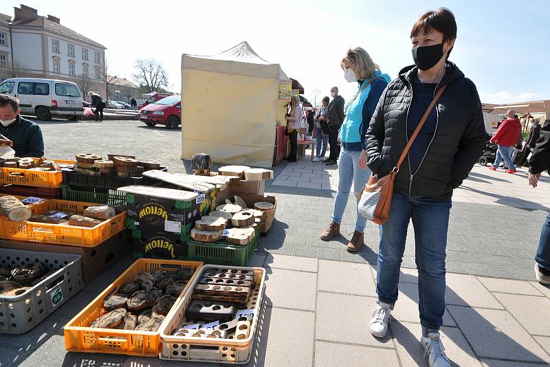 Farmářské trhy na Hanáckém náměstí v Kroměříži; sobota 24. dubna 2021