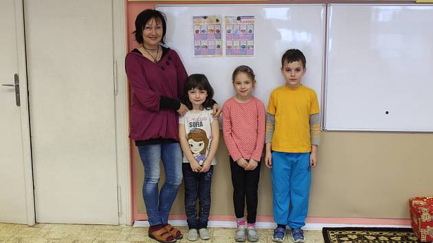 Tablo dětí z letošní první třídy ZŠ Počenice - Tetětice s třídní učitelkou paní Mgr. Hanou Mrhálkovou
