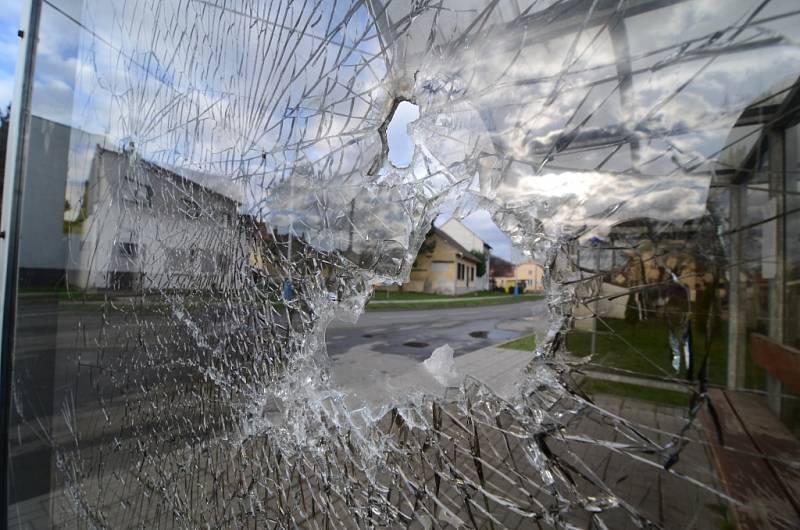 Neznámý vandal rozbil během uplynulých tří týdnů skleňenou tabuli autobusové zastávky v Kvasicích. Na svědomí má také vyvrácené koše a přestřihnutí kabelů veřejného osvětlení.