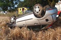 K nehodě, při které řidič narazil do stromu a vůz zůstal převrácený na střeše, došlo kolem sedmé hodiny večer nedaleko Bařic - Velkých Těšan.