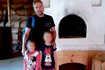 Pěstounský pár z Mostu vychovává od dubna 2017 ve Chvalčově dvě děti: kvůli zachování anonymity nesmějí být holčičkám vidět tváře, pěstounská rodina totiž nemá souhlas od jejich biologických rodičů.