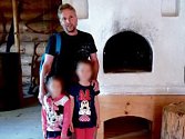 Pěstounský pár z Mostu vychovává od dubna 2017 ve Chvalčově dvě děti: kvůli zachování anonymity nesmějí být holčičkám vidět tváře, pěstounská rodina totiž nemá souhlas od jejich biologických rodičů.