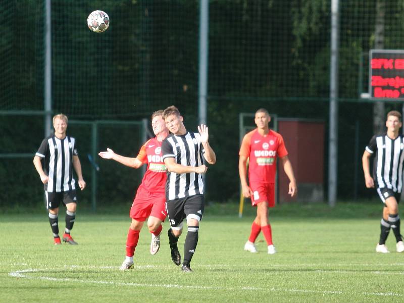 Divizní fotbalisté Holešova (v bílo-černém) doma v úvodním kole skupiny E vysoko podlehli rezervě Zbrojovky Brno 0:6.