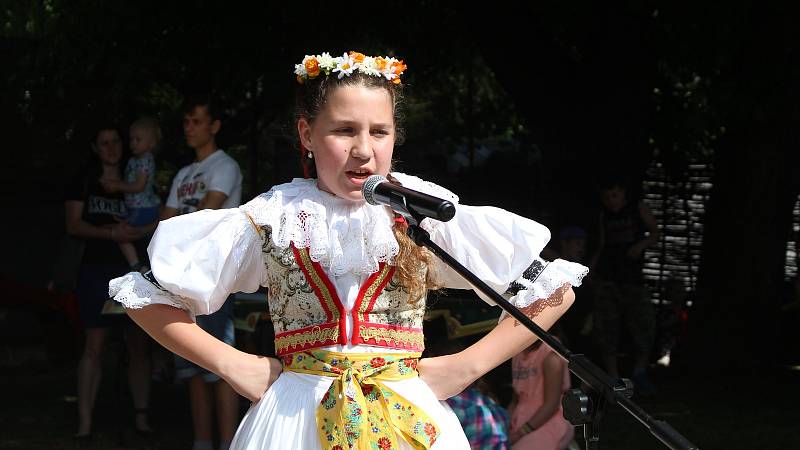 Martinický soubor Omladinka při vystoupení v Holešově.