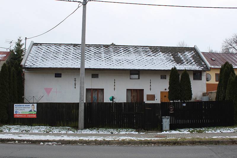 K páteční vraždě v Prusinovicích došlo v tomto době č. 106 na ulici Hlavní. Právě vlastnictví tohoto domu mělo být  důvodem sporu mezi oběma partnery. 7.12.2021