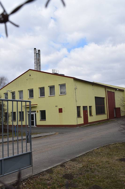 Bioenergetické centrum v Roštíně zahájilo zkušební provoz už před dvaceti lety. Od té doby funguje nepřetržitě a vyrábí teplo pro 90 procent domácností v obci.