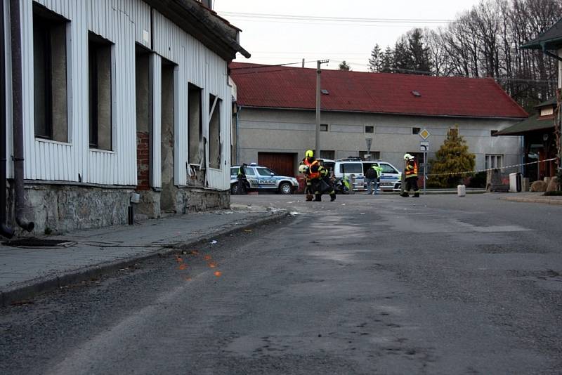 Motorkář narazil v Brusném do domu a vážně se zranil