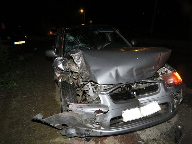 Dvaadvacetiletý muž naboural v Přílepích v pátek 22.4. hned tři osobní auta, z místa nehody pak odešel a policistům se přihlásil až v pondělí.