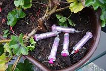 V Hulíně našli lidé v květináči použité injekční stříkačky, dostat se k nim přitom snadno mohly například děti. Odborníci naštěstí potvrdili, že nález nepochází od uživatelů drog.
