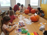 Děti si v TyMy Centru zpříjemnily středeční den dílničkami: tématika byla jasná, vydlabávaly dýně a tvořily halloweenské ozdoby.