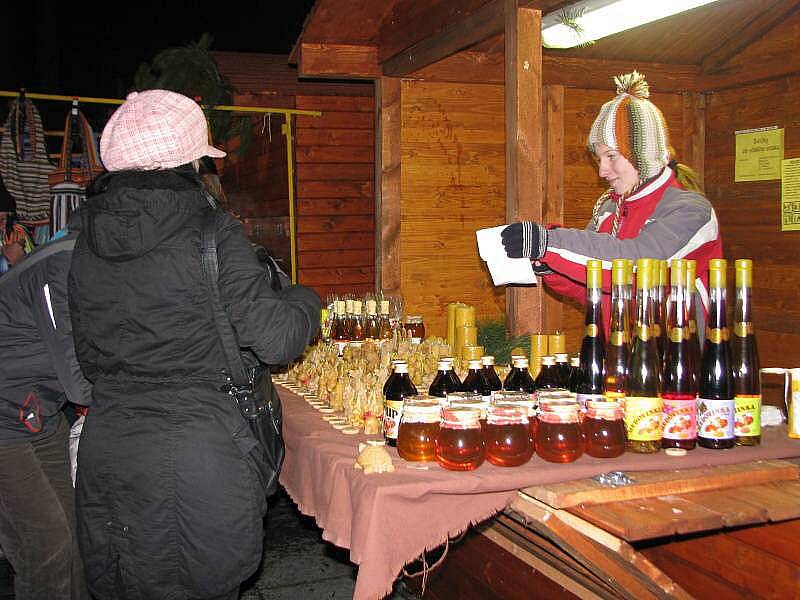 V Kroměříži zahájili 10. prosince první ročník desetidenního vánočního jarmarku. Přijela i skupina Holki.