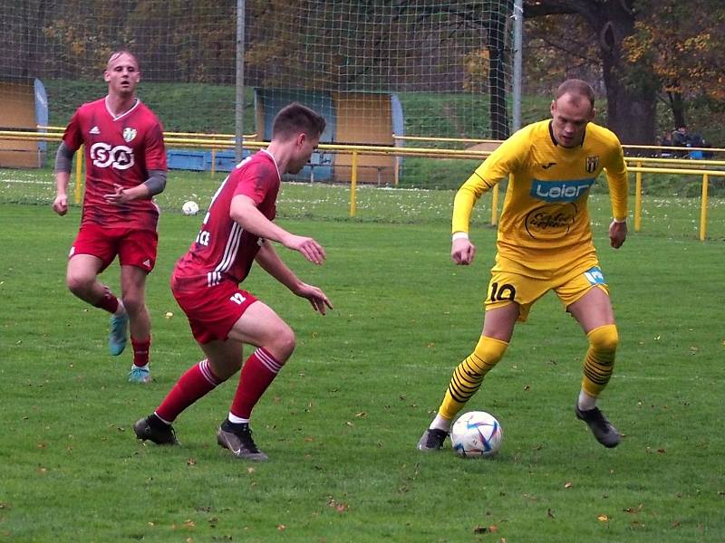 Šlágr 13. kola krajského přeboru v Kvasicích skončil nerozhodně. Domácí (v červeném) nakonec s lídrem soutěže ze Strání vyválčili cennou remízu 1:1.