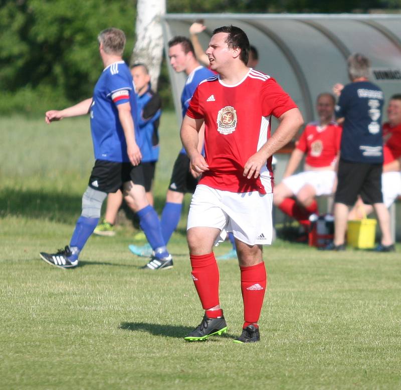 Fotbalisté Záhlinic (v červeném), druhý celek okresního přeboru OFS Kroměříž, doma ve 25. kole rozdrtil poslední Lutopecny 10:1. Již po půlhodině přitom favorit vedl o pět gólů.