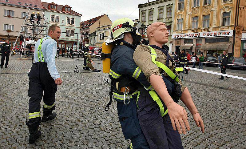 O titul nejtvrdšího hasiče soutěžili ve čtvrtek 9. září záchranáři v centru Kroměříže.