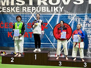 Zkušená kroměřížská karatistka Ivana Laštůvková  brala  na mistrovství České republiky 2023 v kategorii masters zlato a stříbro.