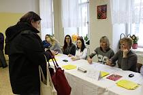 Obě volební komise v prostorách školní jídelny na Riegrově náměstí v Kroměříži měly hned ze začátku druhého kola prezidentské volby plné ruce práce. Příchozí voliče mohli počítat na desítky.