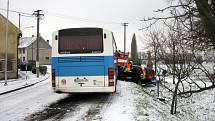 Při nehodě linkového autobusu mezi Kurovicemi a Ludslavicemi utrpěli naštěstí jen lehčí zranění dva lidé.