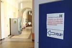 Dát hlas svému kandidátovi ve volbách do Evropského parlamentu přišli v pátek odpoledne první voliči také v Kroměříži. Dveře volebních místností se stejně jako všude jinde otevřely ve 14:00 hodin.