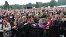 V areálu Holešovského zámku se o víkendu odehrál už čtvrtý ročník Holešovské regaty. Letos poprvé jakou dvoudenní festival. Kromě hudebních hvězd, nechyběla ani netradiční plavidla, přejezd vodní lávky na kole a spousta atrakcí pro děti.