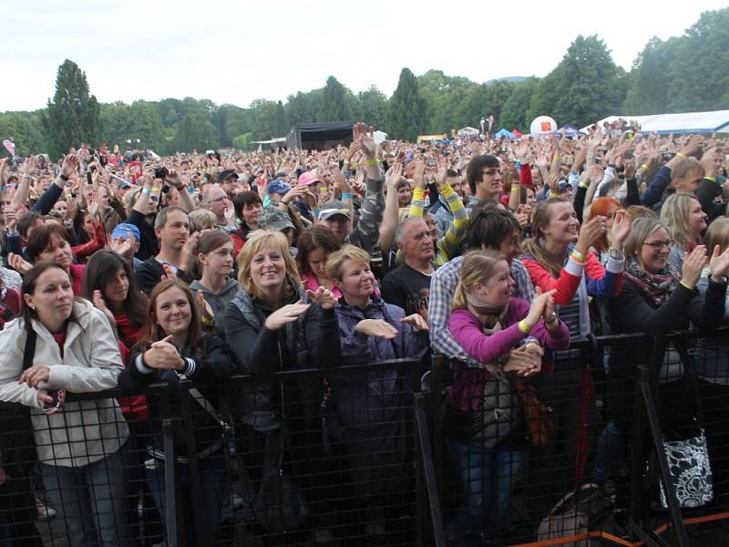 V areálu Holešovského zámku se o víkendu odehrál už čtvrtý ročník Holešovské regaty. Letos poprvé jakou dvoudenní festival. Kromě hudebních hvězd, nechyběla ani netradiční plavidla, přejezd vodní lávky na kole a spousta atrakcí pro děti.