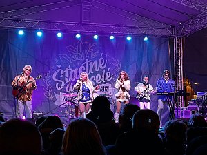 Koncert ABBA Revival Band na Velkém náměstí v Kroměříži, 17. prosince 2023.
