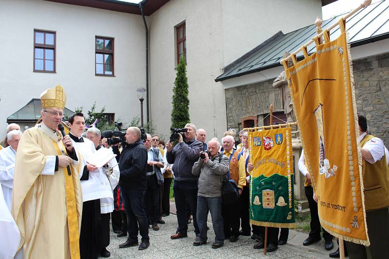 Včelaři z celé země se už popatnácté sešli na poutním Hostýně. Arcibiskup Graubner tam žehnal praporu z Bystřice pod Hostýnem i novým krojům.