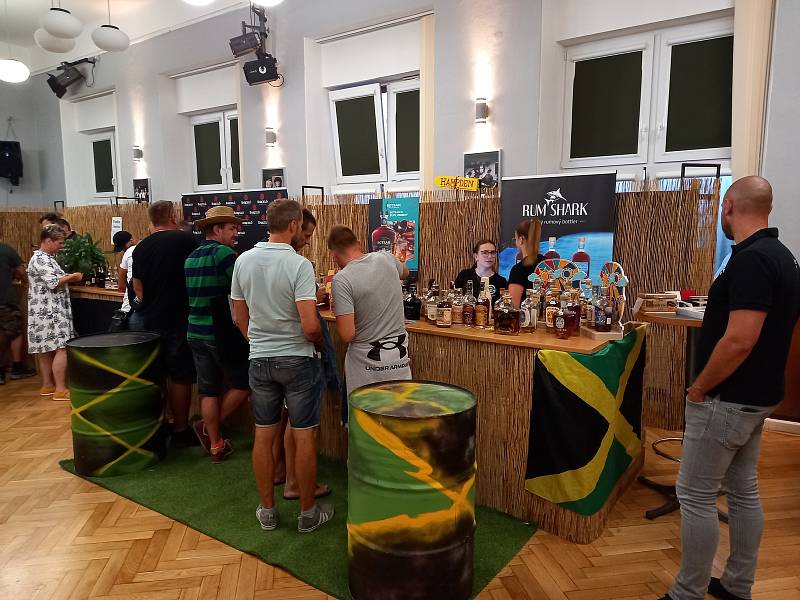 Mezinárodní den rumu 2022 oslavili v Hulíně ve velkém stylu