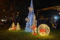 Mladík se pokusil ukrást část světelné vánoční výzdoby z Komenského náměstí v Kroměříži.