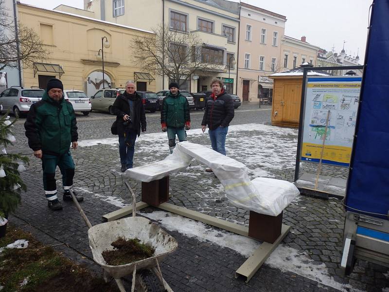 Ve čtvrtek 16. prosince 2021 v Holešově za účasti autorů, studentů SŠNO v Bystřici pod Hostýnem, slavnostně odhalili lavičku prezidenta Havla. Ta by se měla stát novým místem setkávání lidí.