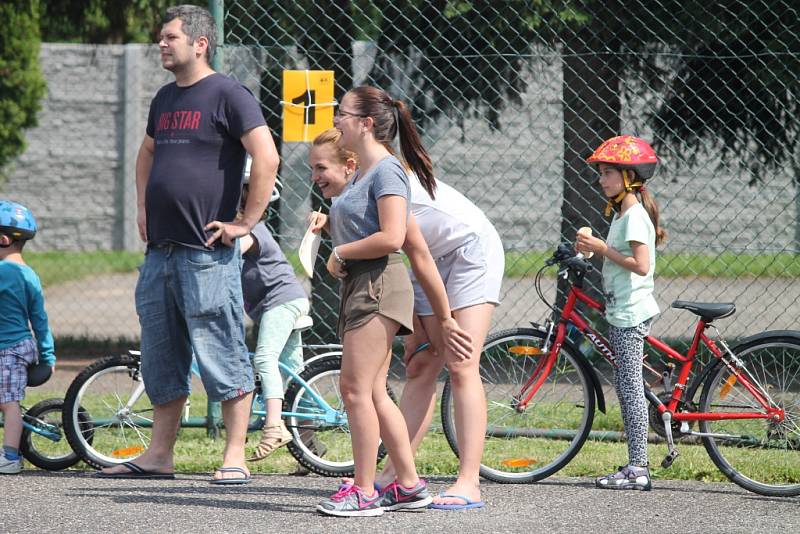 Akce Na kole jen s přílbou nabídla v na hřišti holešovské 1. Základní školy ve středu dětem zkoušku zručnosti, kontrolu kola a přilby a také si zkusily resuscitaci a první pomoc.