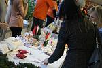 Děti z 3. Základní školy v Holešově v úterý odpoledne nabízely své ruční výrobky na tamním tradičním vánočním jarmarku.