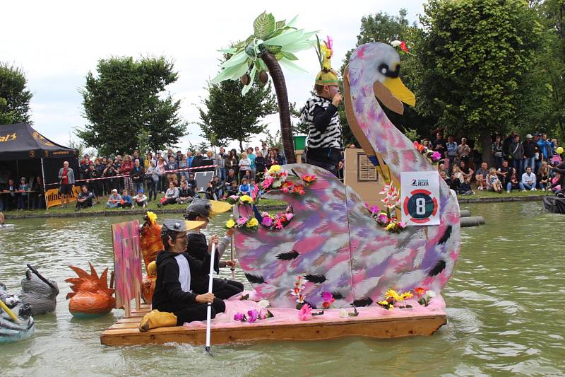 Festival Holešovská regata 2018: Přehlídka netradičních plavidel