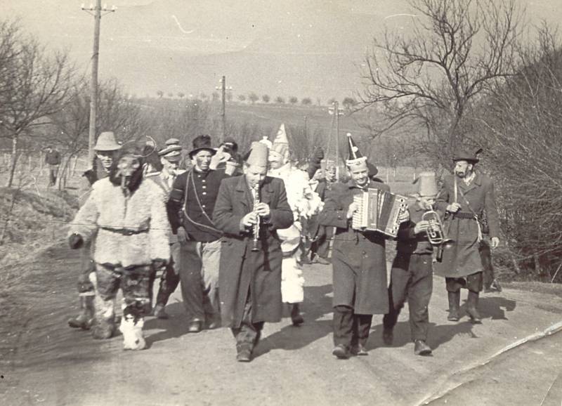 MASOPUST 60. léta. Vodění medvěda do dnes patří k místní oblíbené tradici. Masopustní průvod je vždy unikátní přehlídkou netradičních masek.