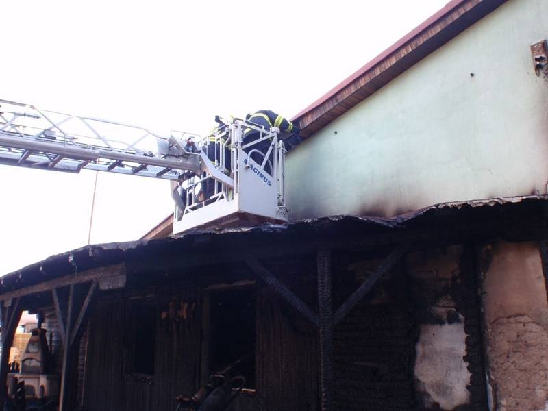 V Koryčanech hořel dřevopodnik, hasiči tam zachránili majetek za 10 milionů