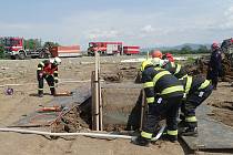 Hasiči absolvovali cvičení na stavbě dálnice D49 u Třebětic.
