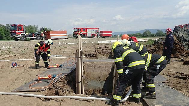 Hasiči absolvovali cvičení na stavbě dálnice D49 u Třebětic.
