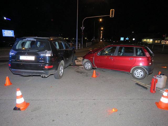 Nehodu s vážným zraněním museli ve čtvrtek o půl šesté večer řešit dopravní policisté a záchranáři na křižovatce ulic Kaplanova a Hulínská v Kroměříži.