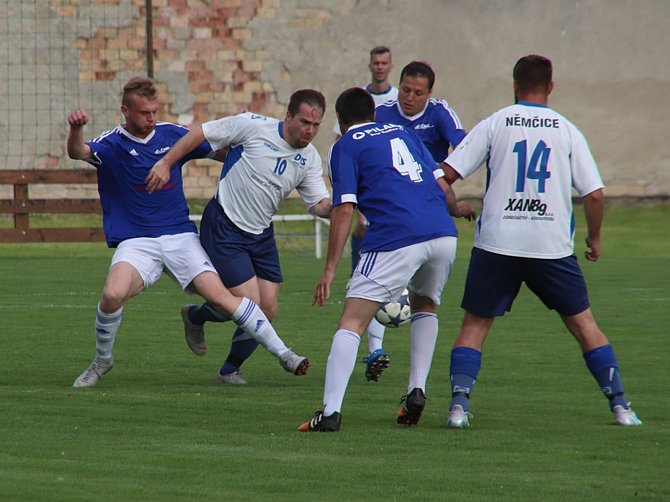 Zkušený fotbalista Němčic Radim Darebníček (na snímku číslo 10) zářil také proti béčku Kvasic.