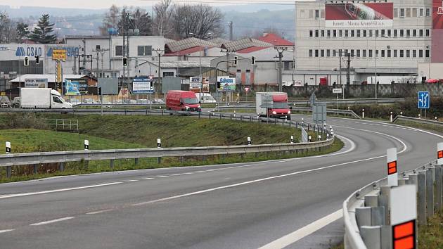 Podle dopravních expertů by mohl častou nehodovost na křižovatce ulic Jožky Silného a Hulínská v Kroměříži vyřešit kruhový objezd. O jeho výstavbě se zatím jen uvažuje.