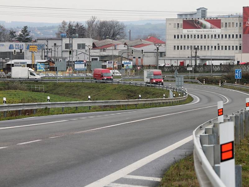 Podle dopravních expertů by mohl častou nehodovost na křižovatce ulic Jožky Silného a Hulínská v Kroměříži vyřešit kruhový objezd. O jeho výstavbě se zatím jen uvažuje.