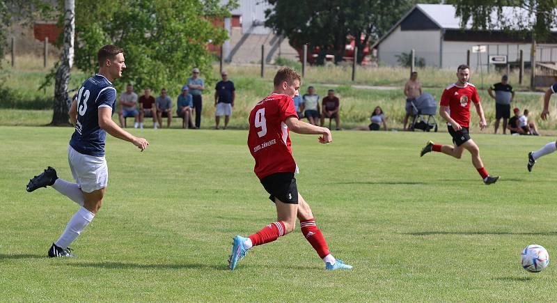 Fotbalisté Záhlinic (v červeném) ve 2. kole okresního přeboru OFS Kroměříž doma nestačili na Němčice, kterým podlehli 2:4.