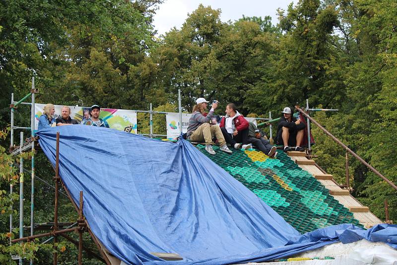 Ani čtvrtý ročník Krom Wars si nenechali ujít závodníci z celé Evropy: kromě domácích dorazili jezdci ze Švýcarska, Polska, Slovinska, Rakouska, Německa, Slovenska, nebo Ameriky.