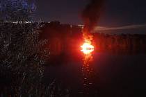 Požár loďky na  řece Moravě u Kvasic
