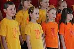 Ve středu odpoledne se konal Májový koncert dětského pěveckého sboru Plamínek z 3. Základní školy Holešov. Děti v aule školy zpívaly nejen svým rodičům.