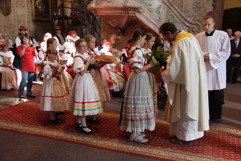 Nultý ročník slavnosti Dožínek se konal v neděli v Holešově. Program začal průvodem města, pokračoval mší svatou v chrámu Nanebevzetí Panny Marie. Odpoledne následoval kulturní program ve Smetanových sadech.