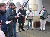 Asi dvacítka Kroměřížanů zpívala ve čtvrtek 12. dubna před kroměřížskou radnicí zastupitelům před jejich zasedáním. Demonstranti jim vzkázali, že jim není lhostejný osud bývalých kasáren na Hanáckém náměstí.