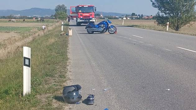 Motocyklista v pondělí odpoledne nezvládl předjíždění a havaroval na silnici mezi Hulínem a Třeběticemi. Muž svým zraněním na místě podlehl.