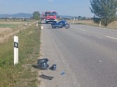 Motocyklista v pondělí odpoledne nezvládl předjíždění a havaroval na silnici mezi Hulínem a Třeběticemi. Muž svým zraněním na místě podlehl.