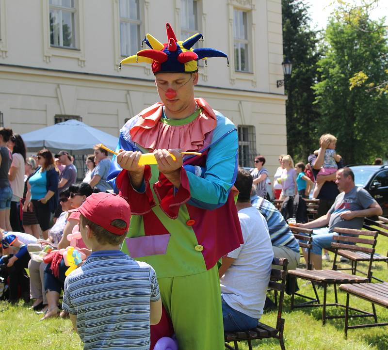 MISTŘI PŘES BALÓNKY. Klauni pro děti vytvářeli z balónků zábavná zvířátka.